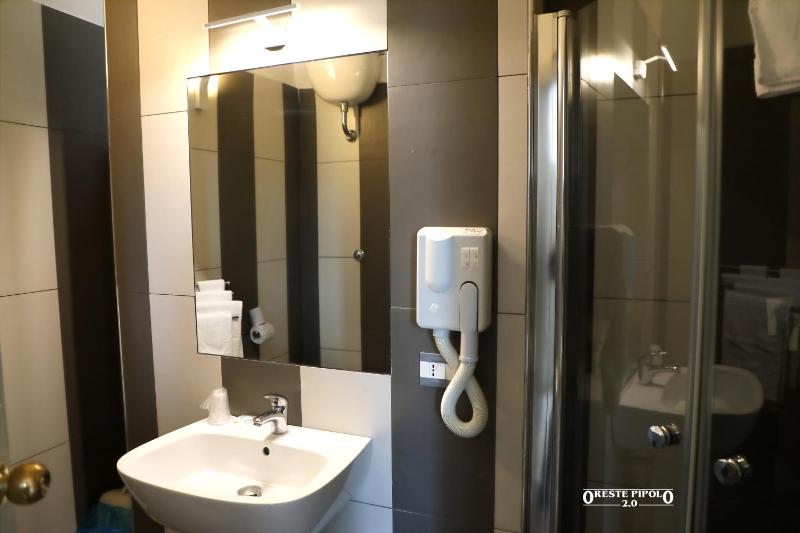 Deluxe Twin Room image 2