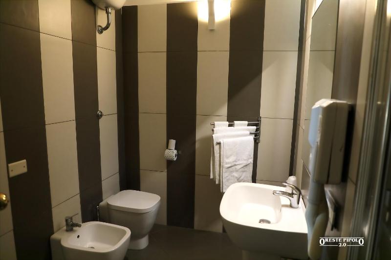 Deluxe Twin Room image 3