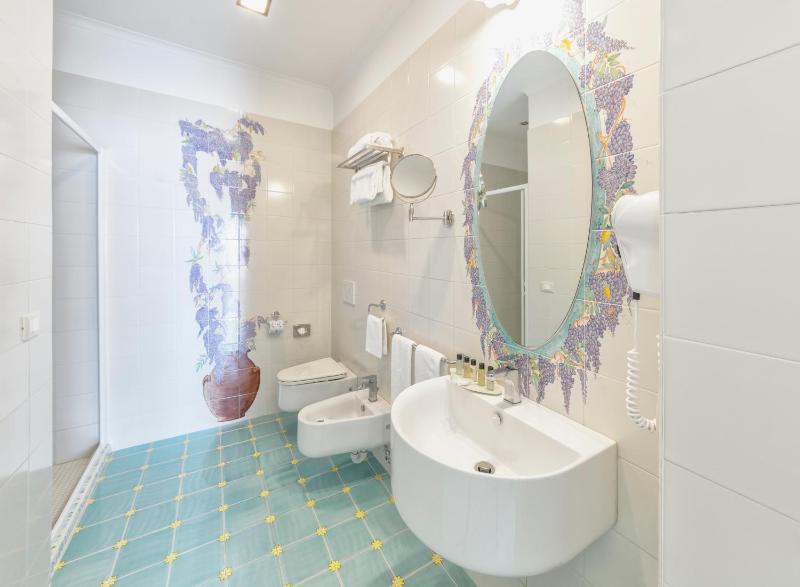 Superior Double or Twin Room with Sea View image 2