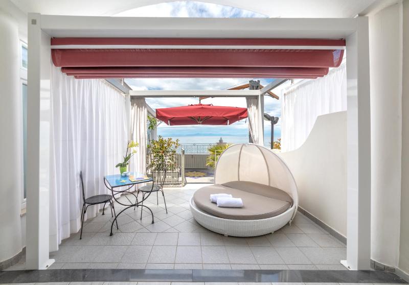 Superior Double or Twin Room with Sea View image 3