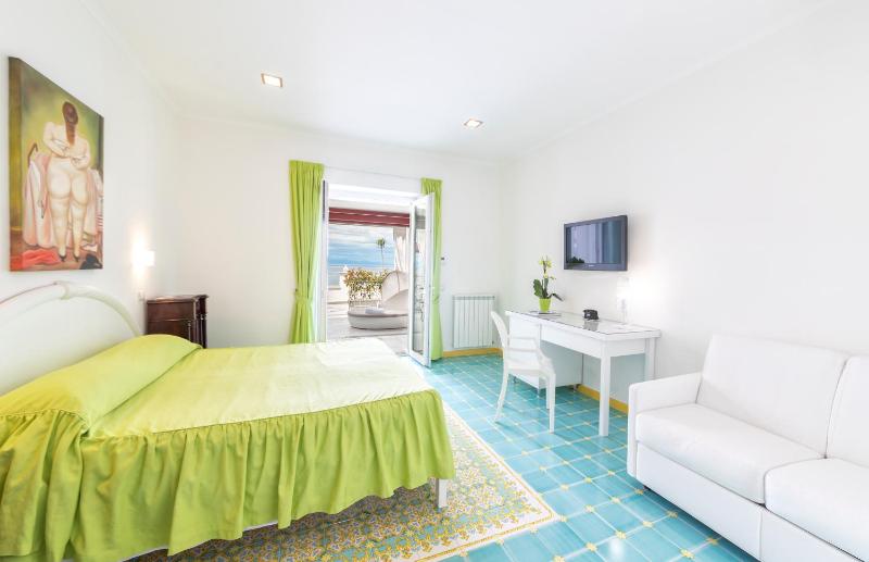 Superior Double or Twin Room with Sea View image 4