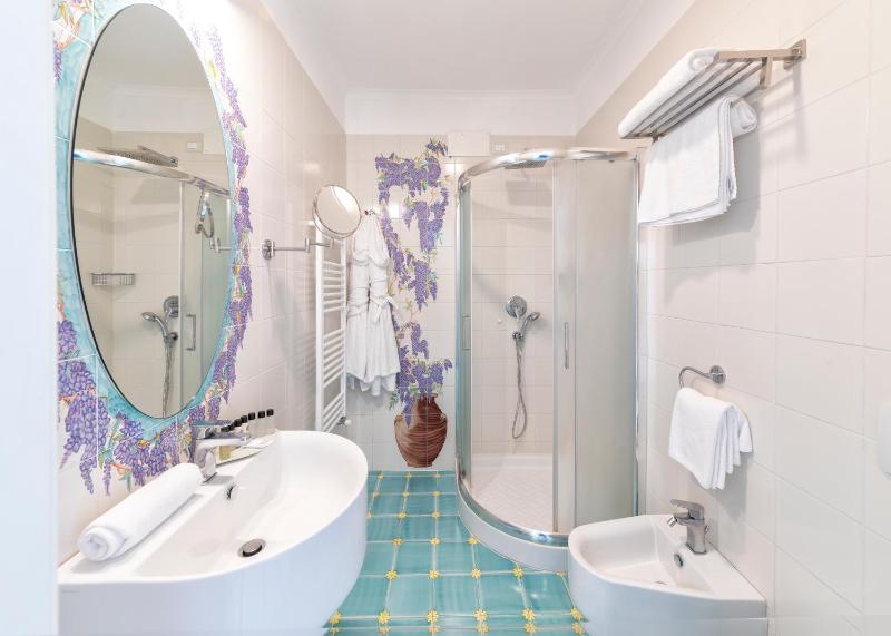 Classic Double or Twin Room with Sea View image 3