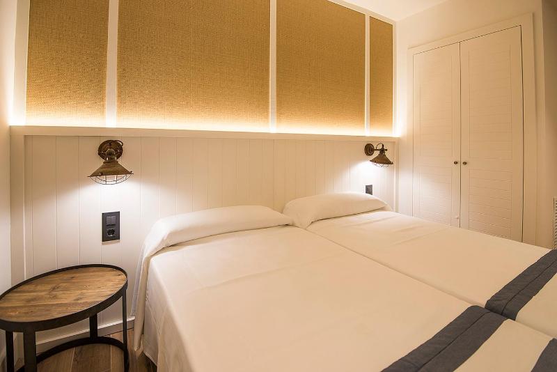 Superior Twin Room with Balcony image 4