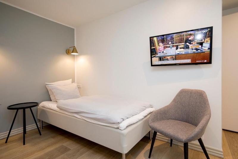 Single Room with Bathroom image 1