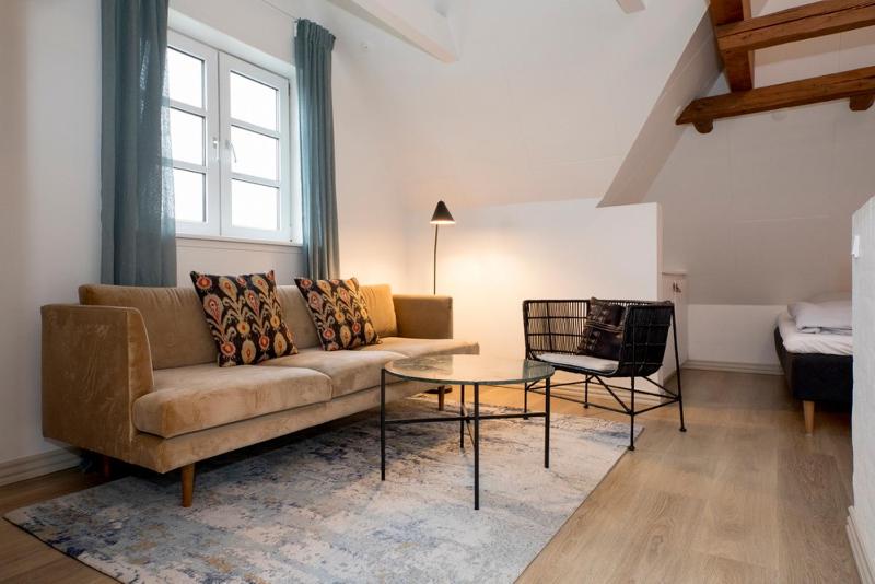 Family Room image 3