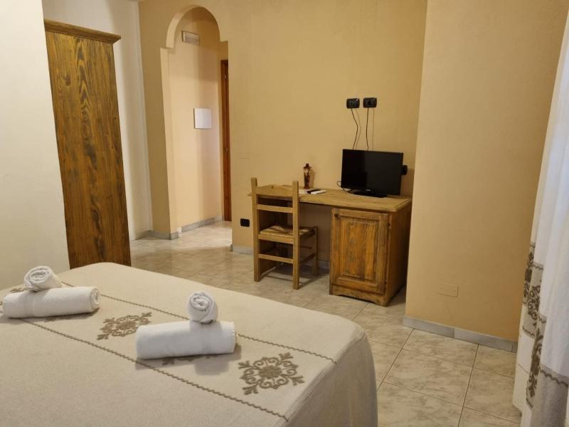 Deluxe Double or Twin Room with Balcony image 4