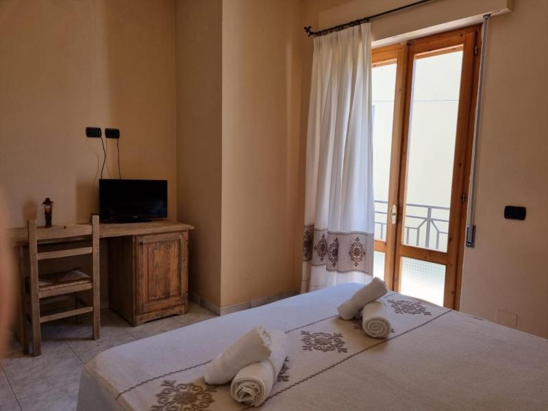 Deluxe Double or Twin Room with Balcony image 2