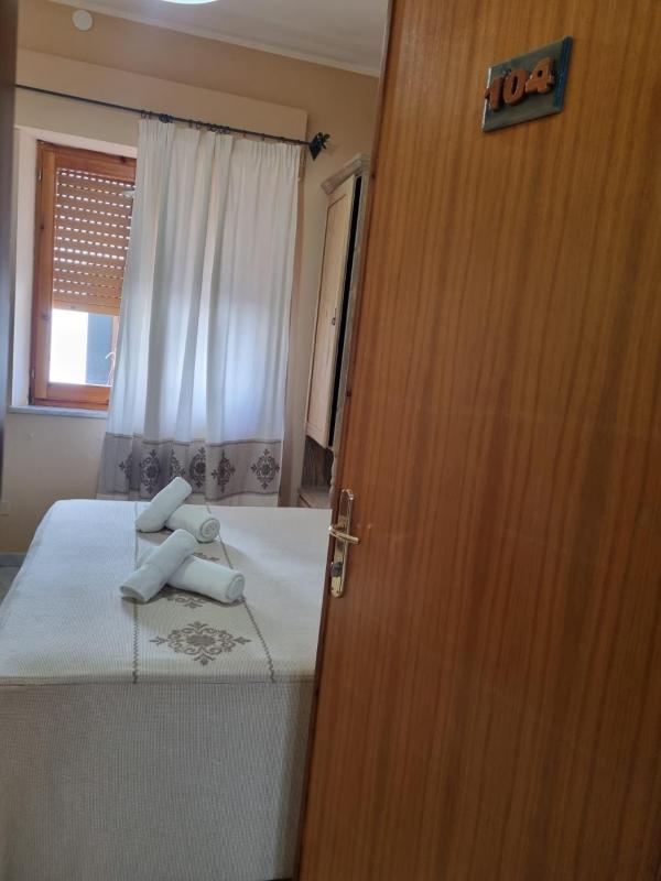 Economy Double Room image 3