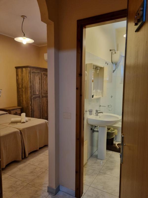 Standard Double or Twin Room image 1