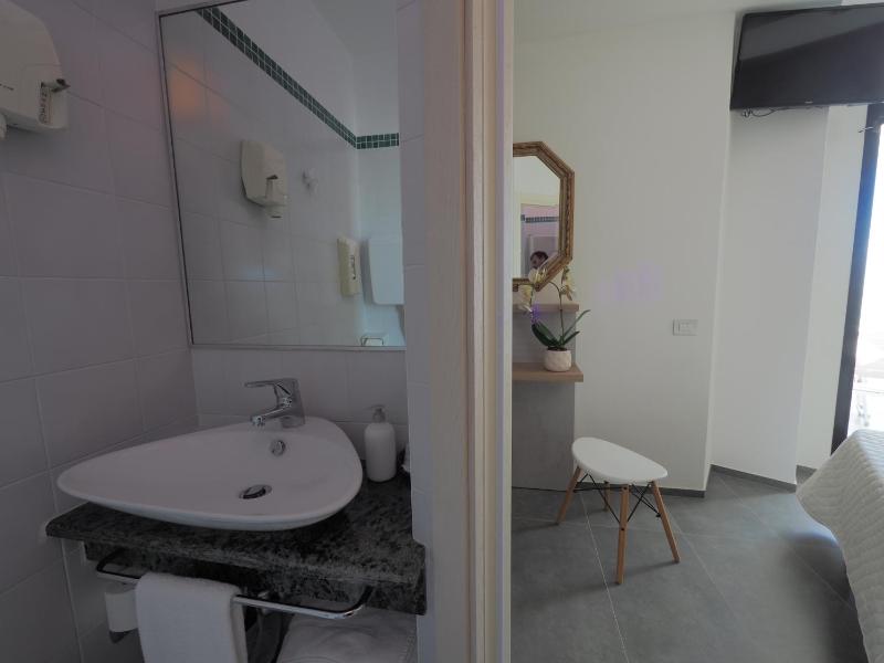 Single Room with Sea View image 3