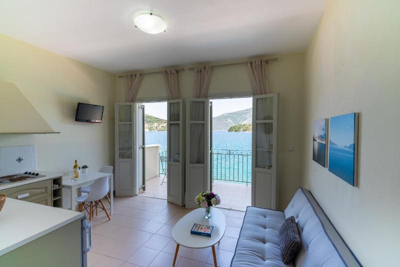 Double Room with Balcony and Sea View image 1