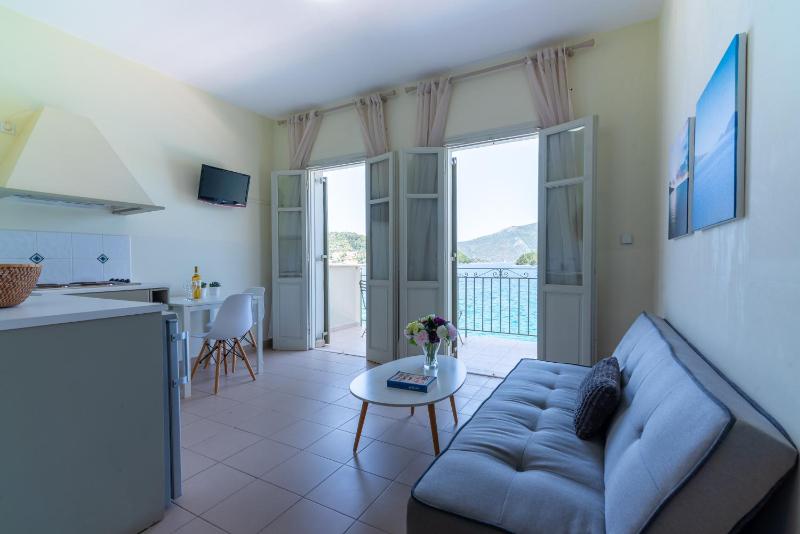 Double Room with Balcony and Sea View image 3