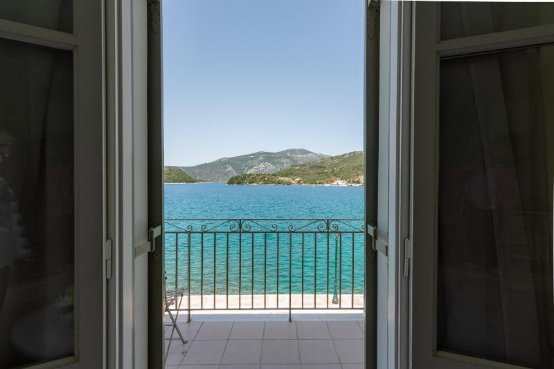 Double Room with Balcony and Sea View image 2