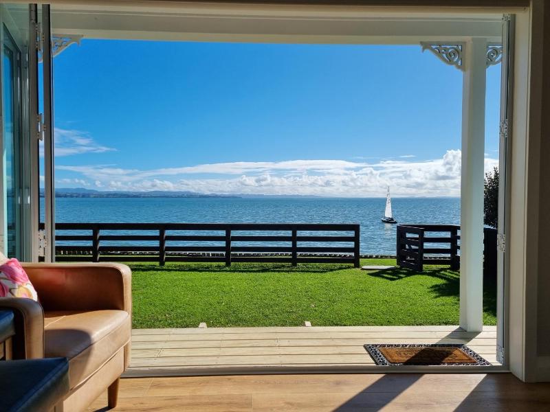 Red Rock Cottage, beachfront luxury Images