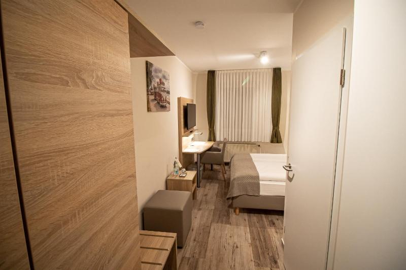 Small Double Room image 3