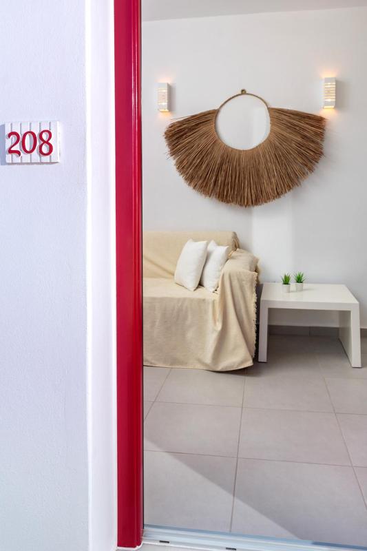 Twin  Room with extra Bed and Sea View image 4