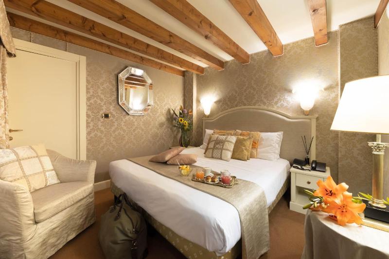 Classic Double Room image 4