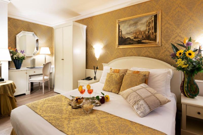 Classic Double Room image 3