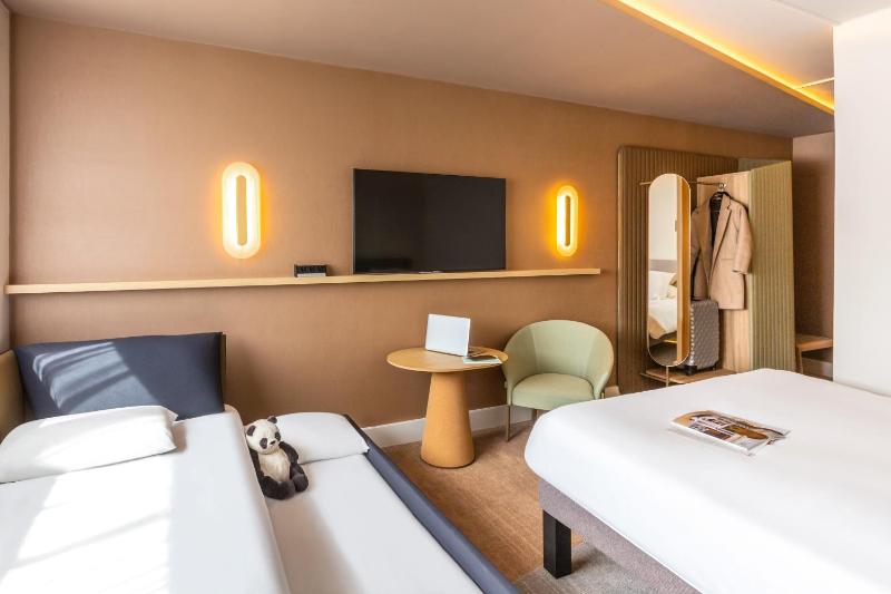 Superior Room With 1 Double Bed And 2 Sofa Beds image 2