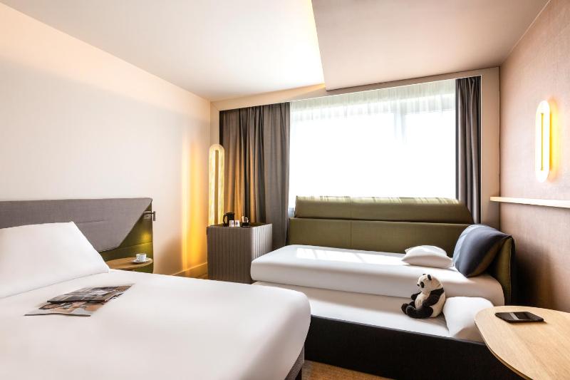 Superior Room With 1 Double Bed And 2 Sofa Beds image 4