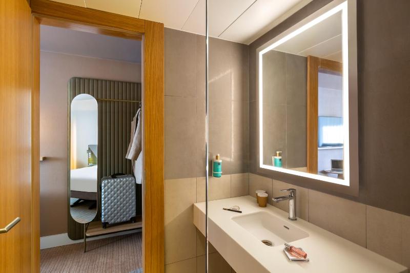 Classic Double Room image 2