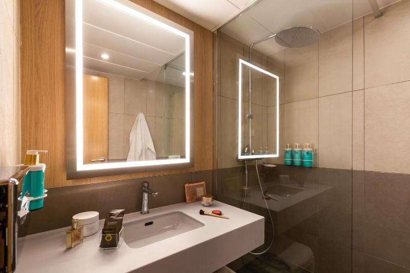 Classic Double Room image 3