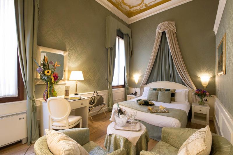 Junior Suite with Canal View image 1