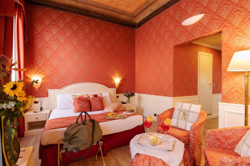 Junior Suite with Canal View image 4