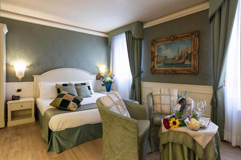 Deluxe Double Room image 3