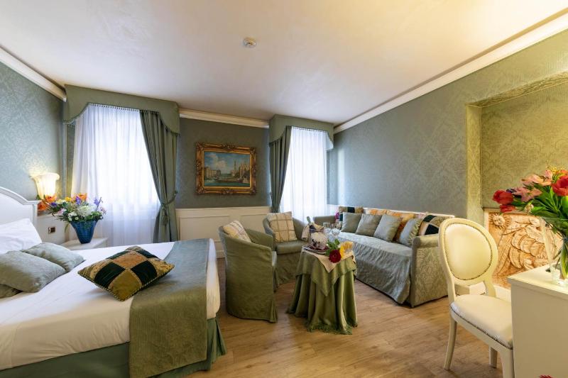 Deluxe Double Room image 4