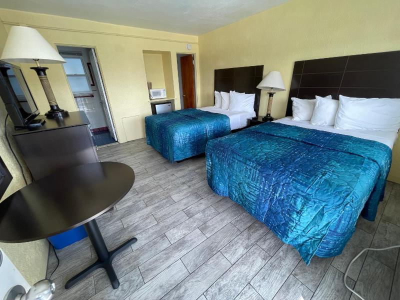 Standard Room with Two Double Beds and Pool View image 4