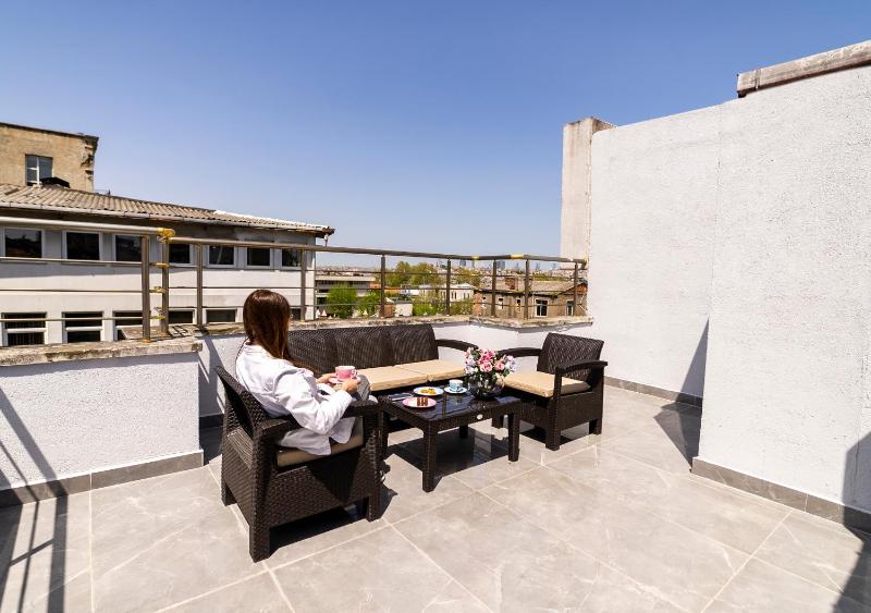 Quadruple Room with Sea View image 2