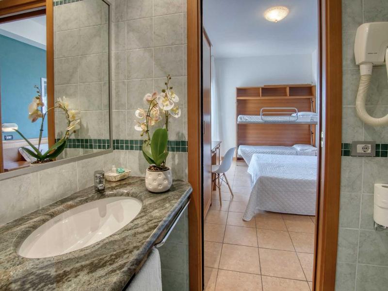 Triple Room with Sea View image 1