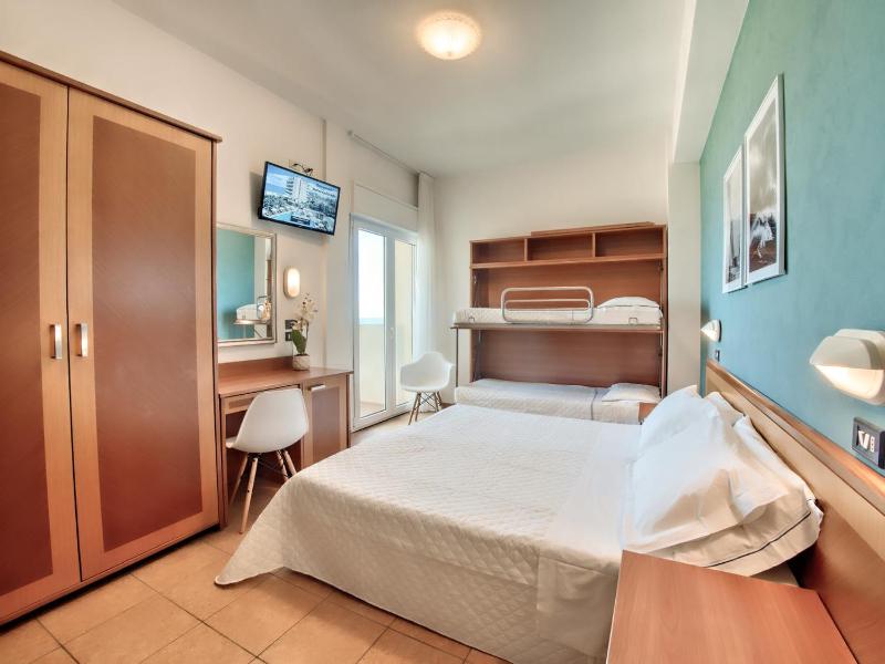 Triple Room with Sea View image 2