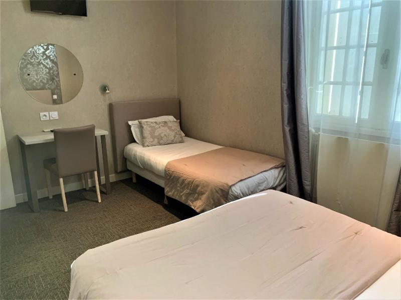 Triple Room with Shower image 3