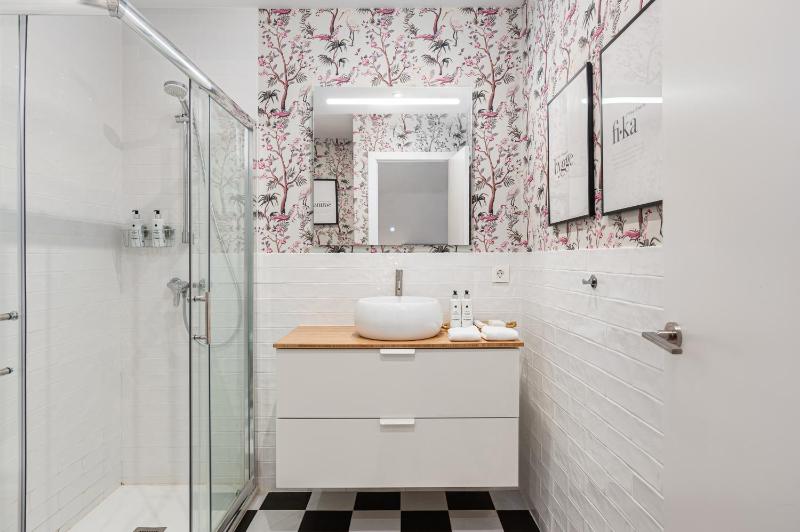 Standard King Room image 2