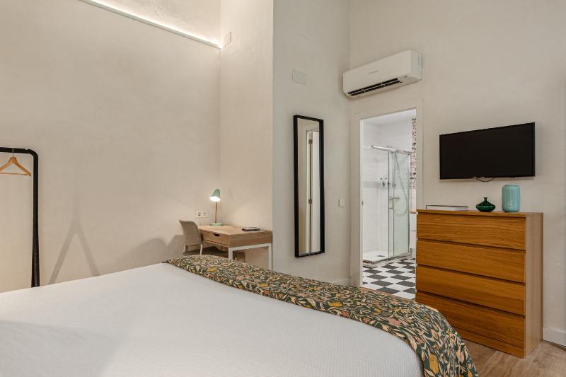 Standard King Room image 4