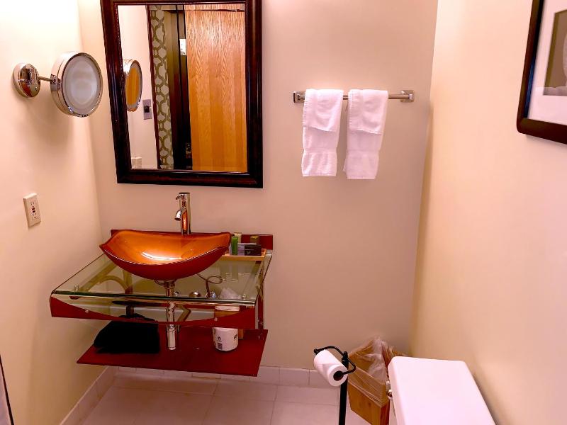 Queen Room with Two Queen Beds - Pet Friendly image 3