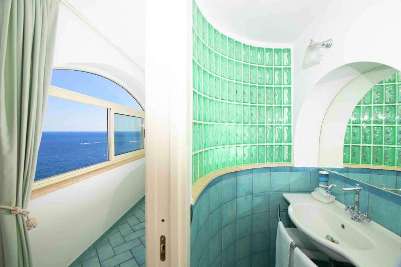Superior Double Room with Sea View image 3