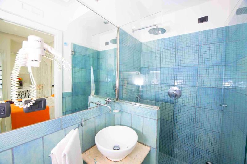 Superior Double Room with Sea View image 2