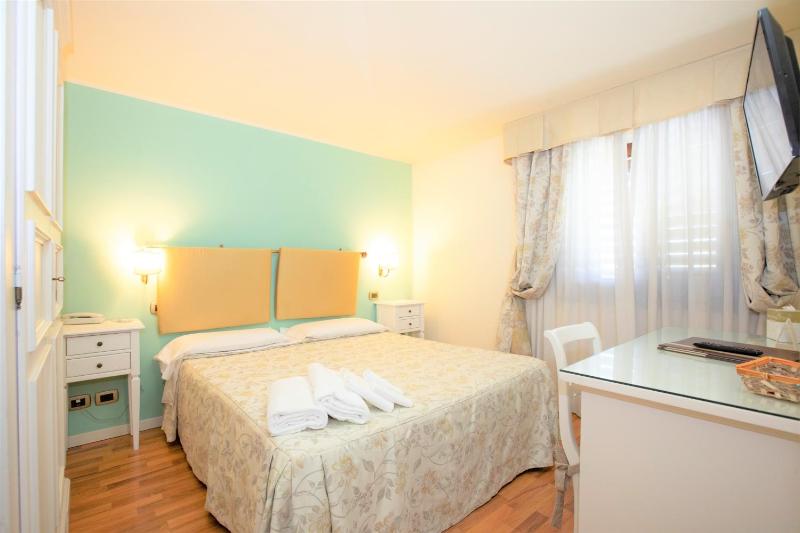 Standard Double Room image 3