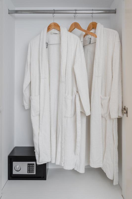 Superior Suite with Hot Tub image 4