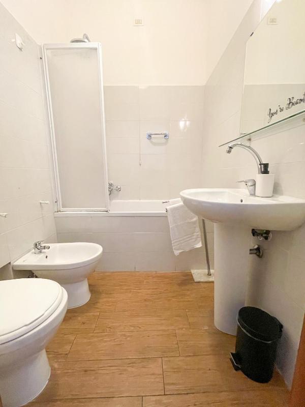 Deluxe Double Room with Balcony image 1