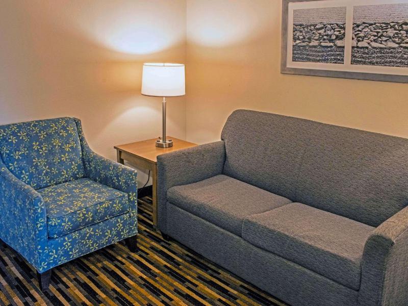 Queen Suite with Two Queen Beds - Non-Smoking image 4