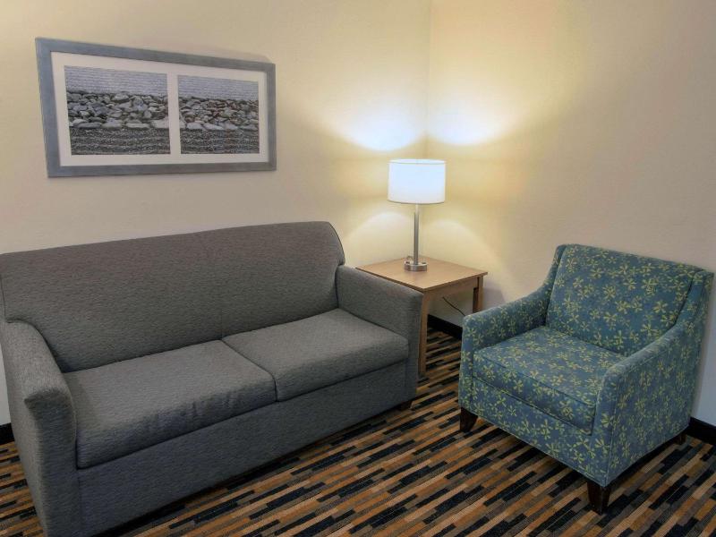 Queen Suite with Two Queen Beds - Non-Smoking image 3
