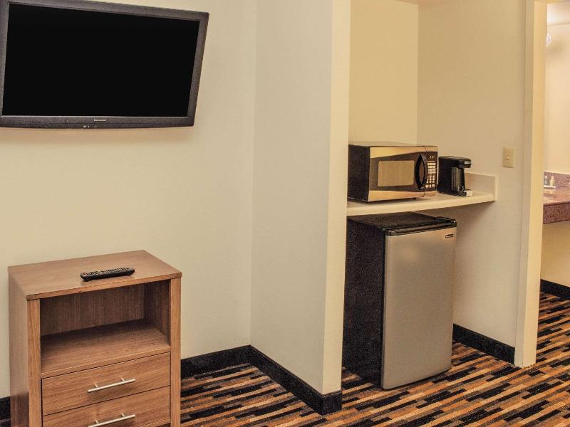 Queen Suite with Two Queen Beds - Non-Smoking image 2