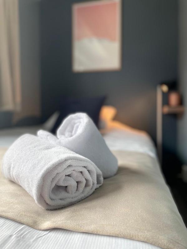 Single Room with Bathroom image 4