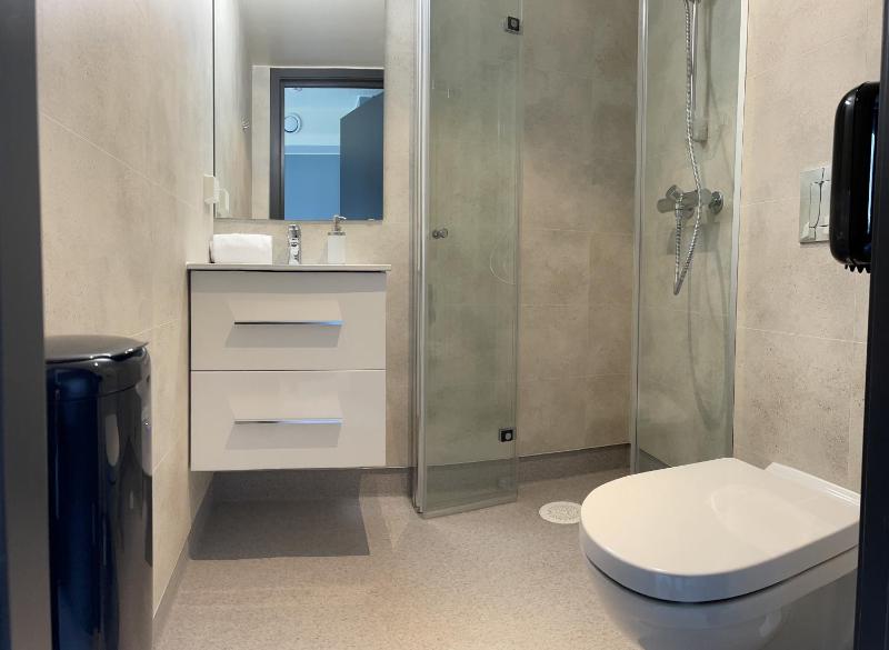 Single Room with Bathroom image 1