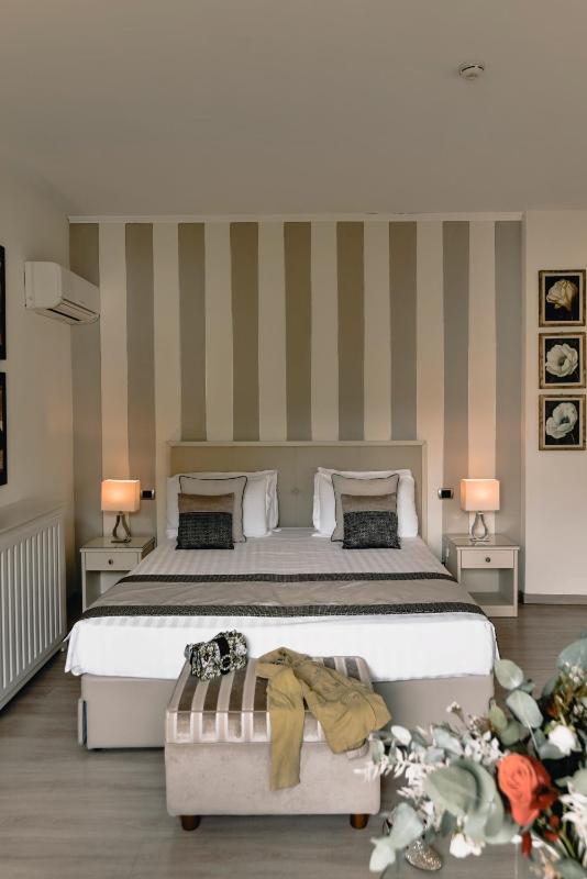 Deluxe Double Room image 3