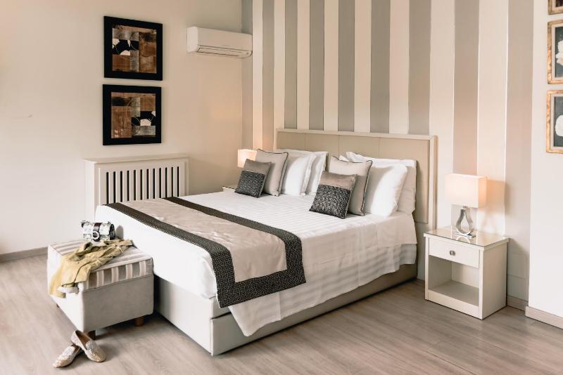 Deluxe Double Room image 2